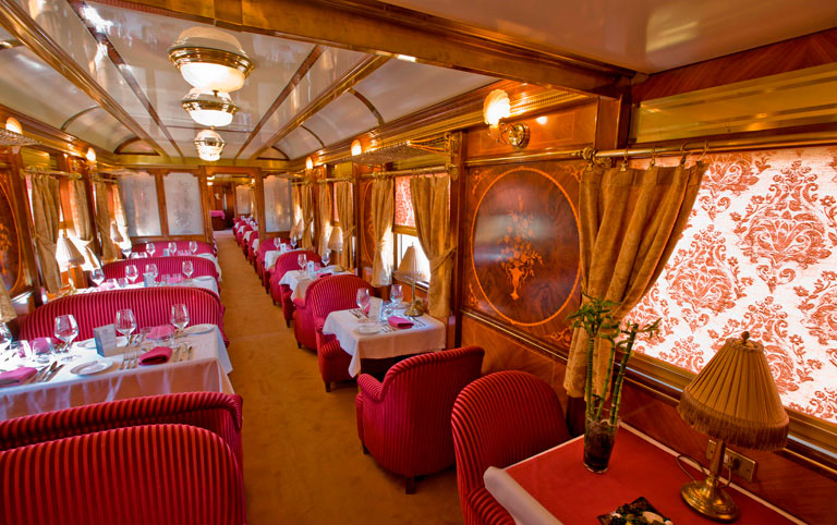 Uno de los elegantes vagones restaurante del Tren Al Andalus CRUCEROS EN TREN ANDALUCIA TREN AL ANDALUS CRUCEROS SOBRE RAILES CRUCEROS EN TREN TRENES DE LUJO RENFE FEVE CRUCEROS SUR DE ESPAÑA CRUCEROS TERCERA EDAD VIAJES DE LUJO CRUCEROS EN TREN AL ANDALUS RESTAURANTE TREN HISTORICO VAGON RESTAURANTE